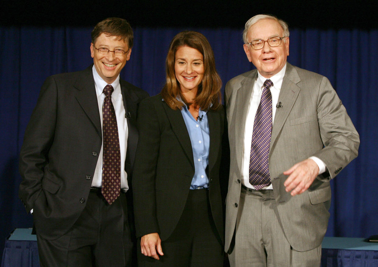 Chairman of Berkshire Hathaway Inc. Warren Buffett poses with Bill and Melinda Gates after a news conference in New York on June 26, 2006. Buffett on Monday signed over much of his $44 billion fortune to the Bill and Melinda Gates Foundation, uniting the world's two richest people in a bid to fight disease, reduce poverty and improve education. REUTERS/Shannon Stapleton