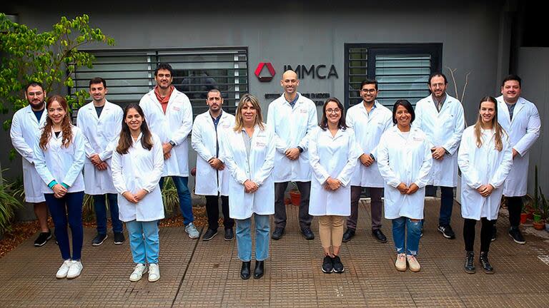 Rosana Chehín (centro) junto al resto del equipo de investigación del Instituto de Medicina Molecular y Celular Aplicada