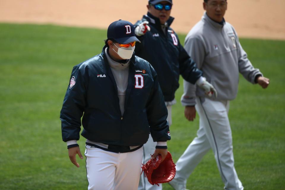 SEOUL, SOUTH KOREA - APRIL 21: (EDITORIAL USE ONLY) Doosan bears team players practice ahead of the preseason game between LG Twins and Doosan Bears at Jamsil Baseball Stadium on April 21, 2020 in Seoul, South Korea. The Korea Baseball Organization (KBO) open a preseason games Tuesday, with its 10 clubs scheduled to play four games each through April 27. The Korea Baseball Organization (KBO) announced Tuesday that the 2020 regular season, postponed from its March 28 start date due to the coronavirus outbreak, will begin May 5.  (Photo by Chung Sung-Jun/Getty Images)