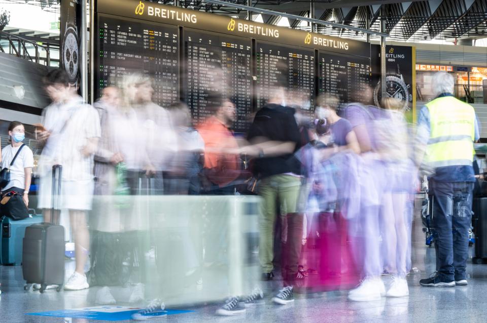 Der Flughafen Frankfurt am Main empfiehlt seinen Fluggästen, 2,5 Stunden vor Abflug da zu sein. - Copyright: picture alliance/dpa | Boris Roessler