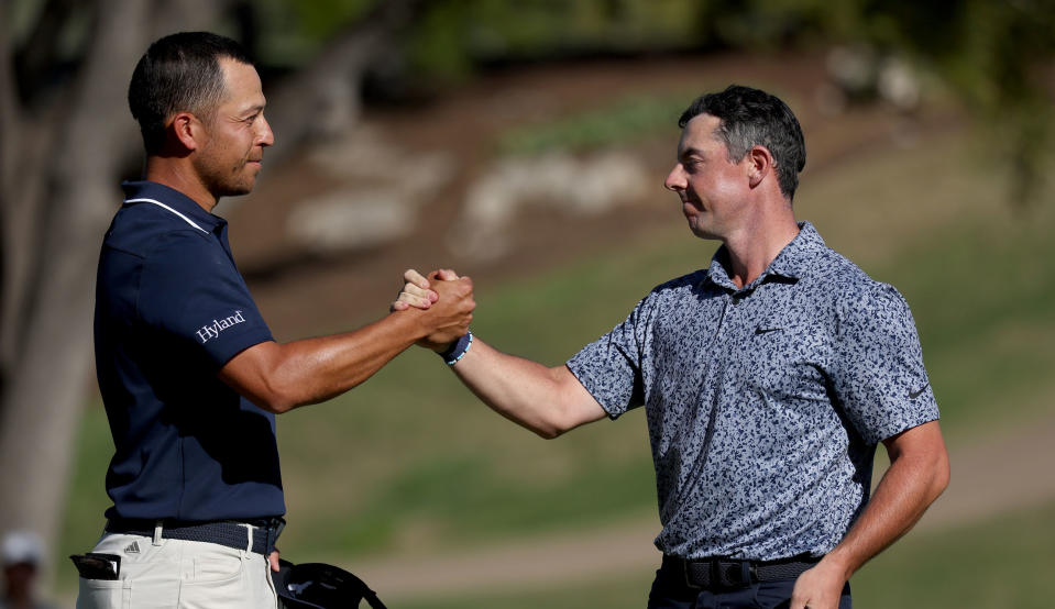   Xander Schauffele and Rory McIlroy shake hands on the 18th hole 