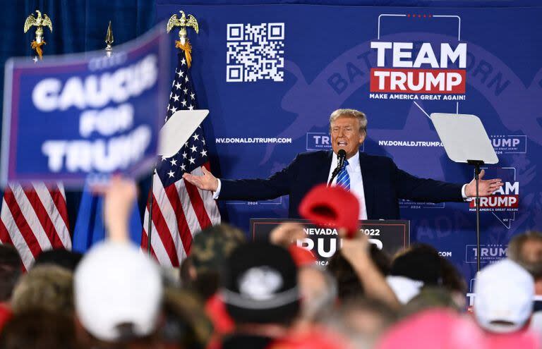 El ex presidente de Estados Unidos y candidato presidencial de 2024, Donald Trump, habla en un mitin de Commit to Caucus en Las Vegas, Nevada (Patrick T. Fallon / AFP)