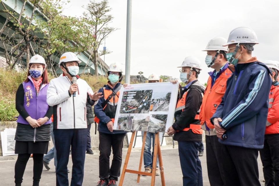 《圖說》侯友宜市長今日前往正在施工中的板橋浮洲橋下道路優化工程第一階段交通改道工程視察。〈工務局提供〉