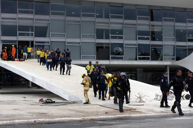 Las fuerzas de seguridad arrestaron a los simpatizantes del expresidente brasileño Jair Bolsonaro que invadieron el Palacio Presidencial