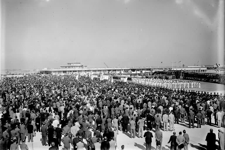 Una multitud presenció la inauguración del aeropuerto y el discurso del presidente Juan Domingo Perón