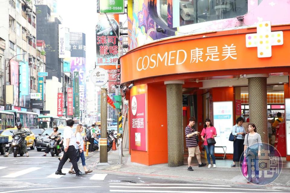 台灣藥妝市場一年有2,000億商機，吸引日韓來台拓點，台灣藥妝市場早已處在戰國時代。圖為西門町康是美。