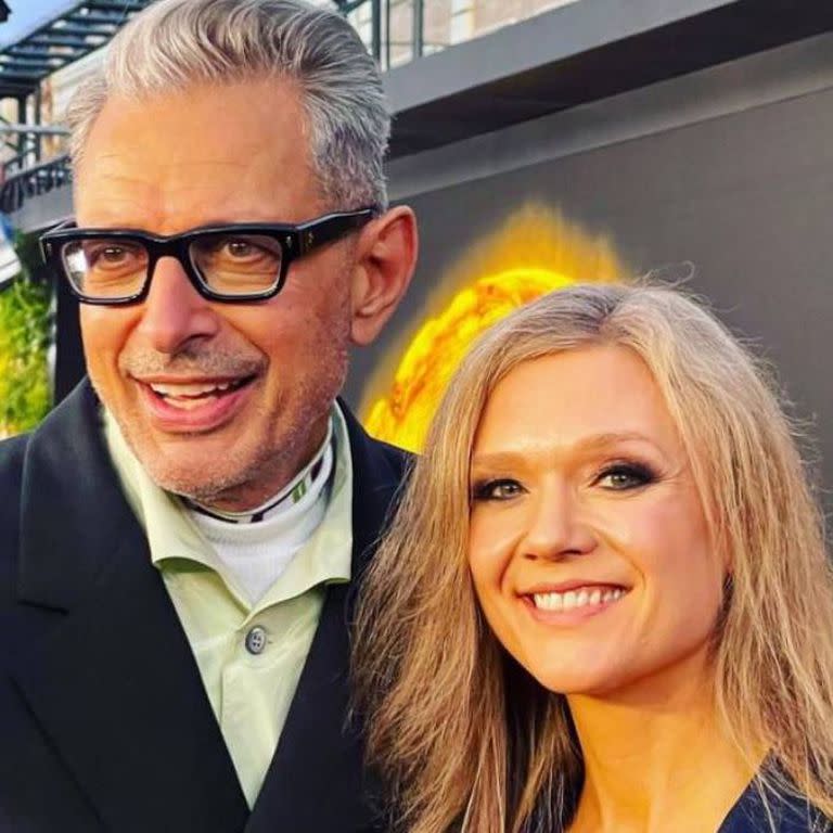 Ariana Richards junto a Jeff Goldblum, dos protagonistas de Jurassic Park