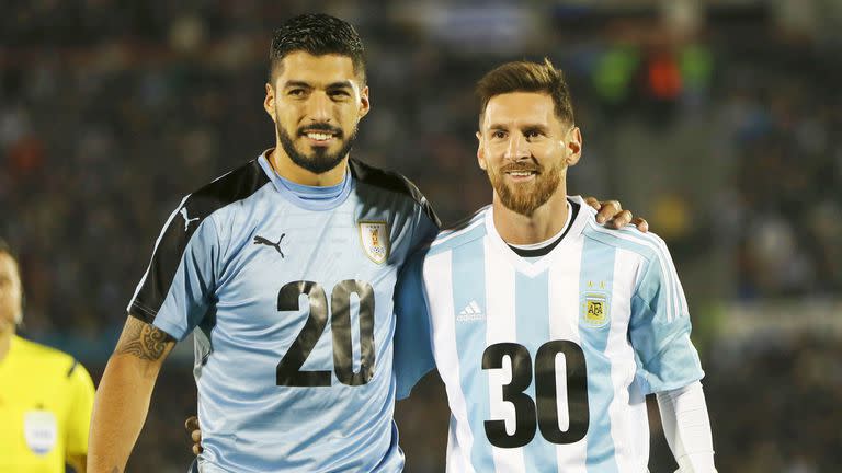 Suárez y Messi, con las camisetas de promoción para el Mundial 2030