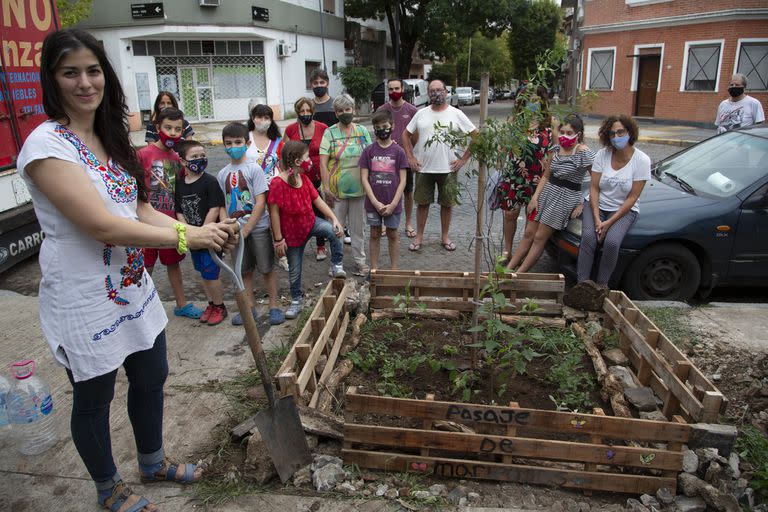 Romina Suarez, es bióloga y trabaja en el INTA en temas de biodiversidad, junto a vecinos de Villa del Parque, plantan especies nativas para atraer mariposas