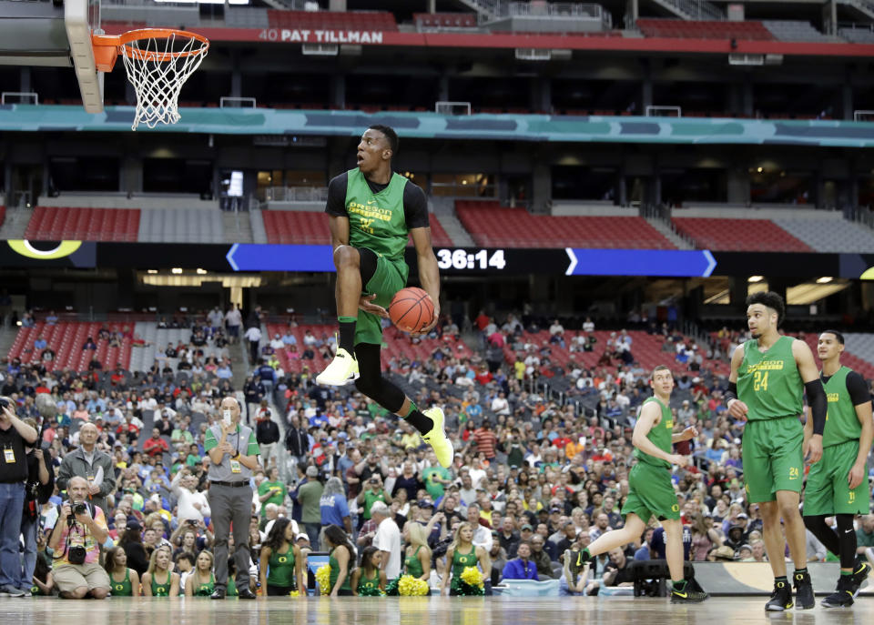 Oregon's Kavell Bigby-Williams goes up for a shot during a practice session for their NCAA Final Four tournament college basketball semifinal game Friday, March 31, 2017, in Glendale, Ariz. (AP Photo/David J. Phillip)