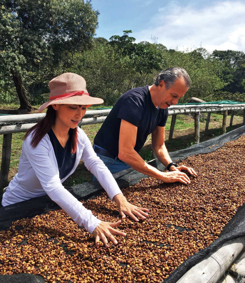 林佩霓和咖啡蜜處理發明者Graciano Cruz在巴拿馬認識後，聯手引進多種咖啡豆到台灣。（圖／黑沃咖啡提供）