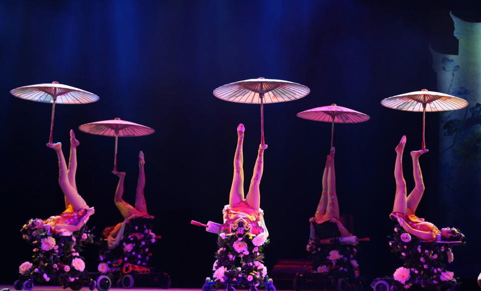 China National Acrobatics Troupe Performs in Luoyang