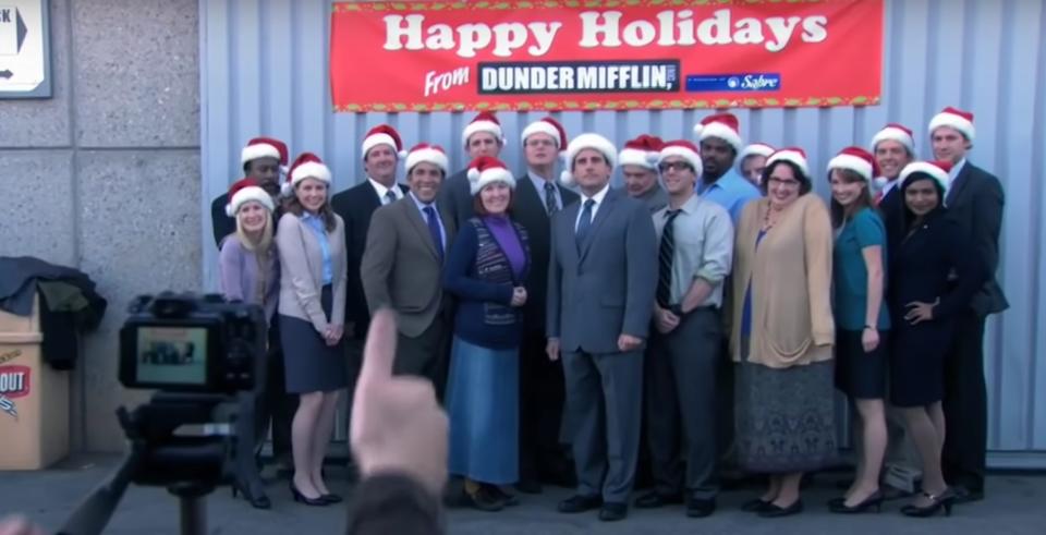 "The Office" casts gathers to take a group photo