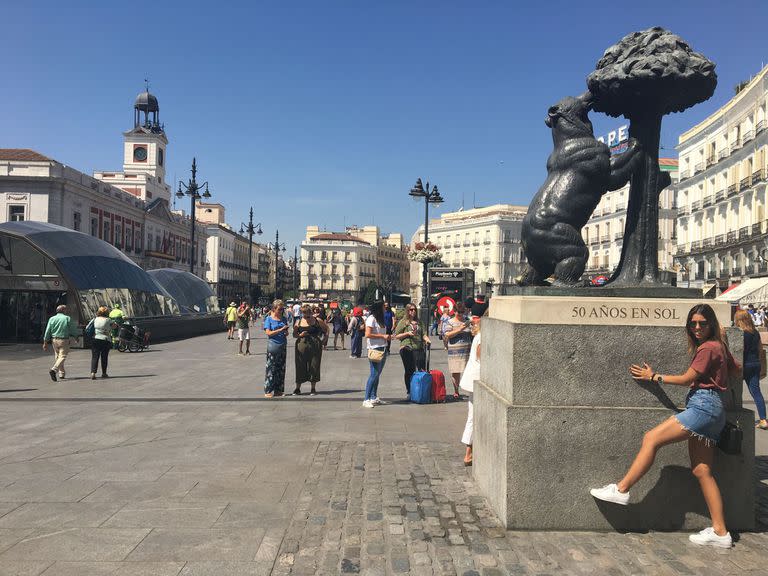 Una turista se toma fotos en la Puerta del Sol, en Madrid 