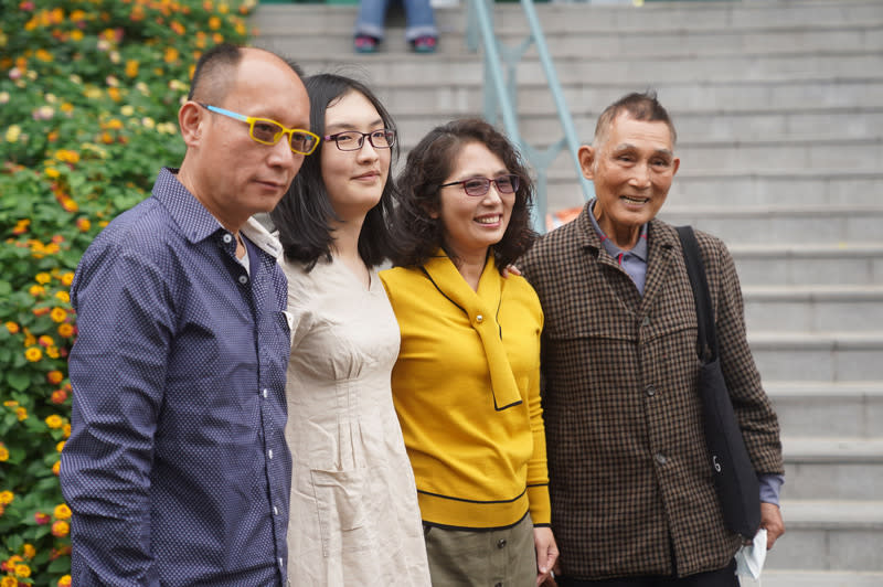 跨性別者宇萱（左二）在全家人的支持下爭取「免術換證」的權力，先是提起訴願遭駁回，後又向台北高等行政法院提起行政訟訴，同意聲請憲法解釋。（圖片來源：中央社）