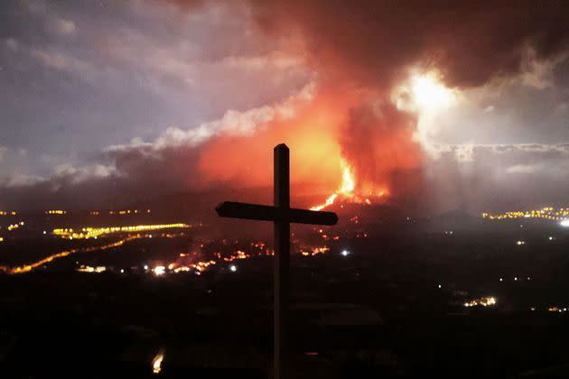 <p>La coulée de lave du volcan Cumbre Vieja, entré en éruption dimanche sur l'île de La Palma, dans l'archipel espagnol des Canaries, a détruit 320 bâtiments et 154 hectares de terrain, selon un nouveau bilan fourni mercredi par le système Copernicus.</p>