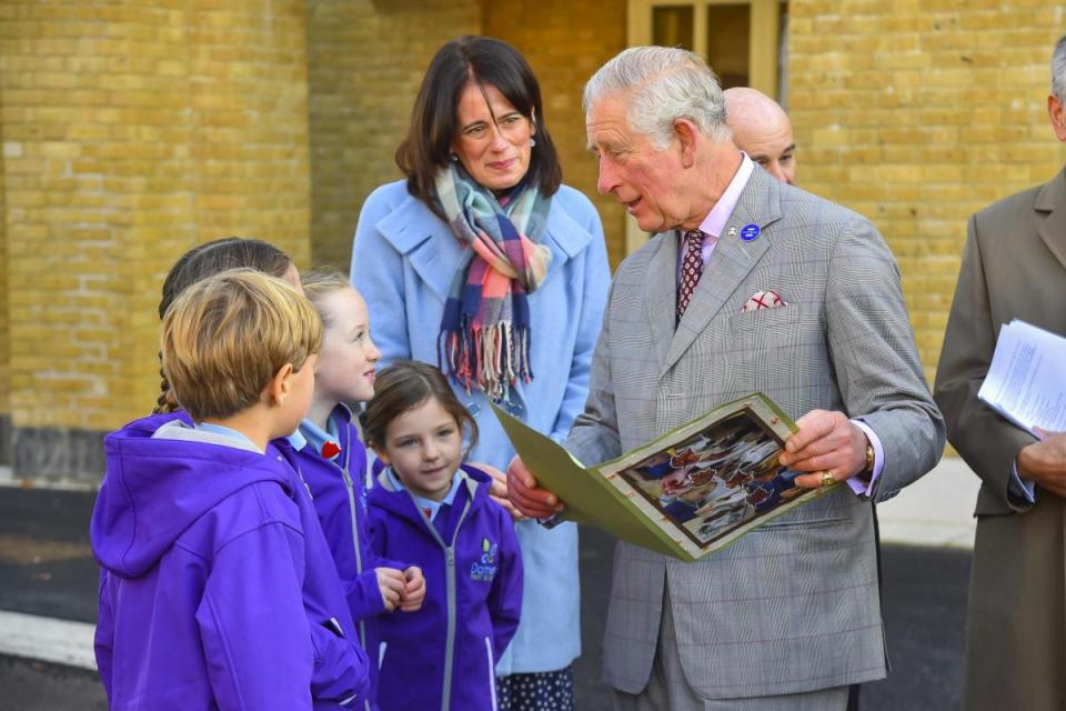 Kinder der Damers First School treffen sich mit dem damaligen Prinz Charles mit einer handgefertigten Geburtstagskarte für ihn bei seinem Besuch in der Dorchester Community Church im Jahr 2018. Bild: Graham Hunt Photography