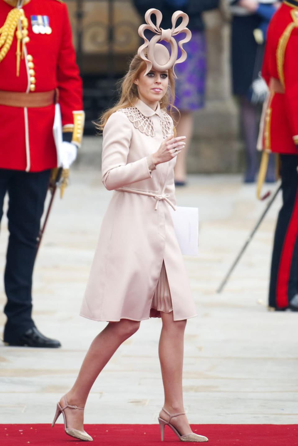 Unvergessen bleibt Beatrices Auftritt am 29. April 2011 bei der Hochzeit ihres Cousins William mit Kate Middleton. Der Fascinator von Philip Treacy sorgte für mächtig Aufsehen und viel Häme. Die Prinzessin nahm es gelassen und versteigerte den auffälligen Kopfschmuck nach der Hochzeit auf ebay. Knapp 90.000 Euro sammelte sie so für den guten Zweck.