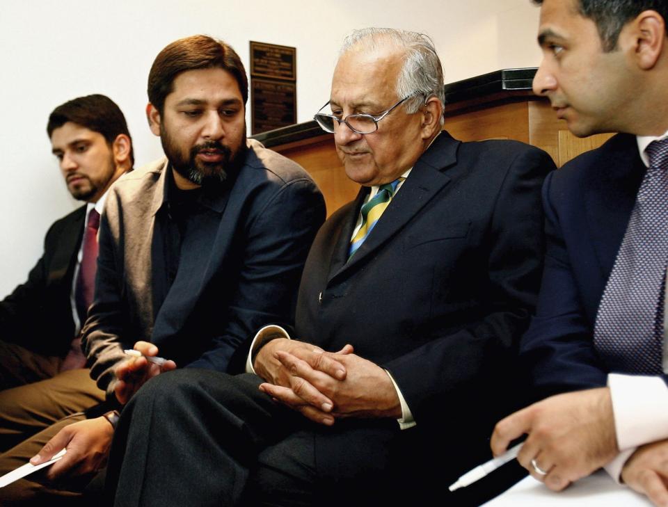 Shaharyar Khan, chairman of the Pakistan Cricket Board, chats to Inzamam-ul-Haq,  captain of Pakistan's cricket team, at the ICC disciplinary hearing at the Oval in  2006