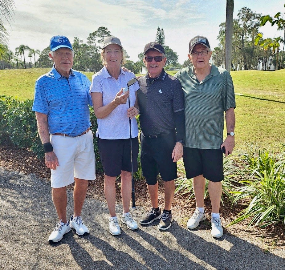 De izquierda a derecha, los compañeros de juego Gary Snyder, Mary Gale, Matt Laskowski y Jim Hood posan juntos después de una ronda en Poinciana CC en Lake Worth, Florida, el miércoles.  Gale sostiene su madera 4 y su pelota de golf después de hacer su segundo hoyo en una de su ronda.