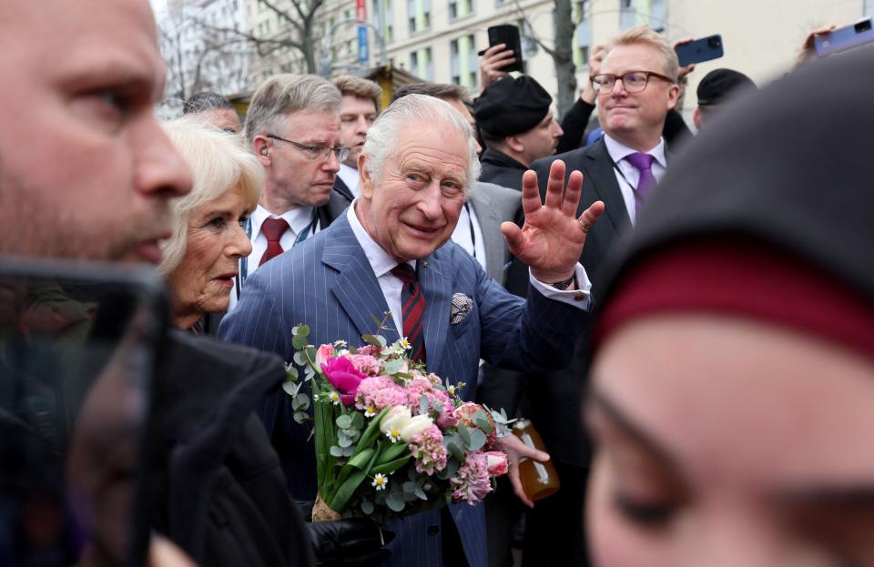 March 28, 2023: Britain's King Charles III (C) waves as he and Britain's Camilla (C-L), Queen Consort leave after visiting a food market on Wittenbergplatz in Berlin. - Britain's Charles III is on a three-day tour in Germany for his first state visit as king, with the trip billed as "an important European gesture" to maintain strong ties after Brexit.