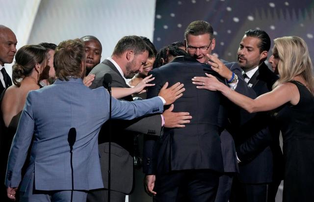 VIDEO: An emotional Damar Hamlin presents ESPY award to Bills