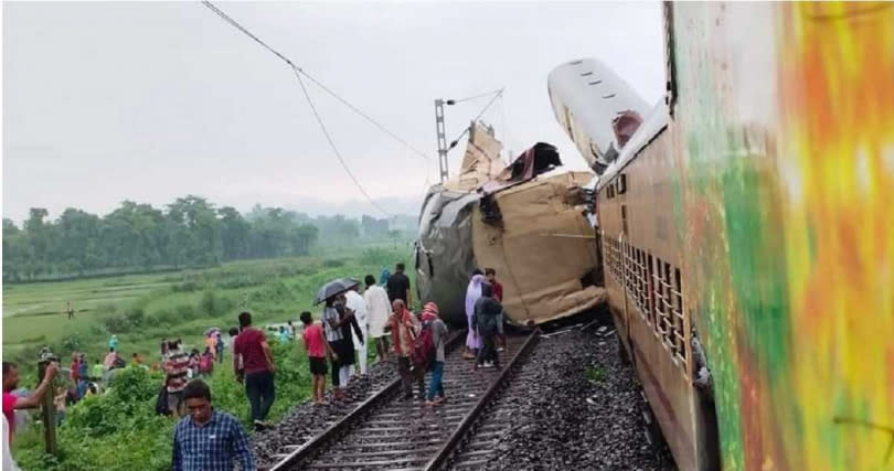 印度一輛載客列車遭貨運列車高速追撞，撞擊力道之大導致車廂脫軌騰空，還有車廂嚴重扭曲變形。（圖／擷取自X）