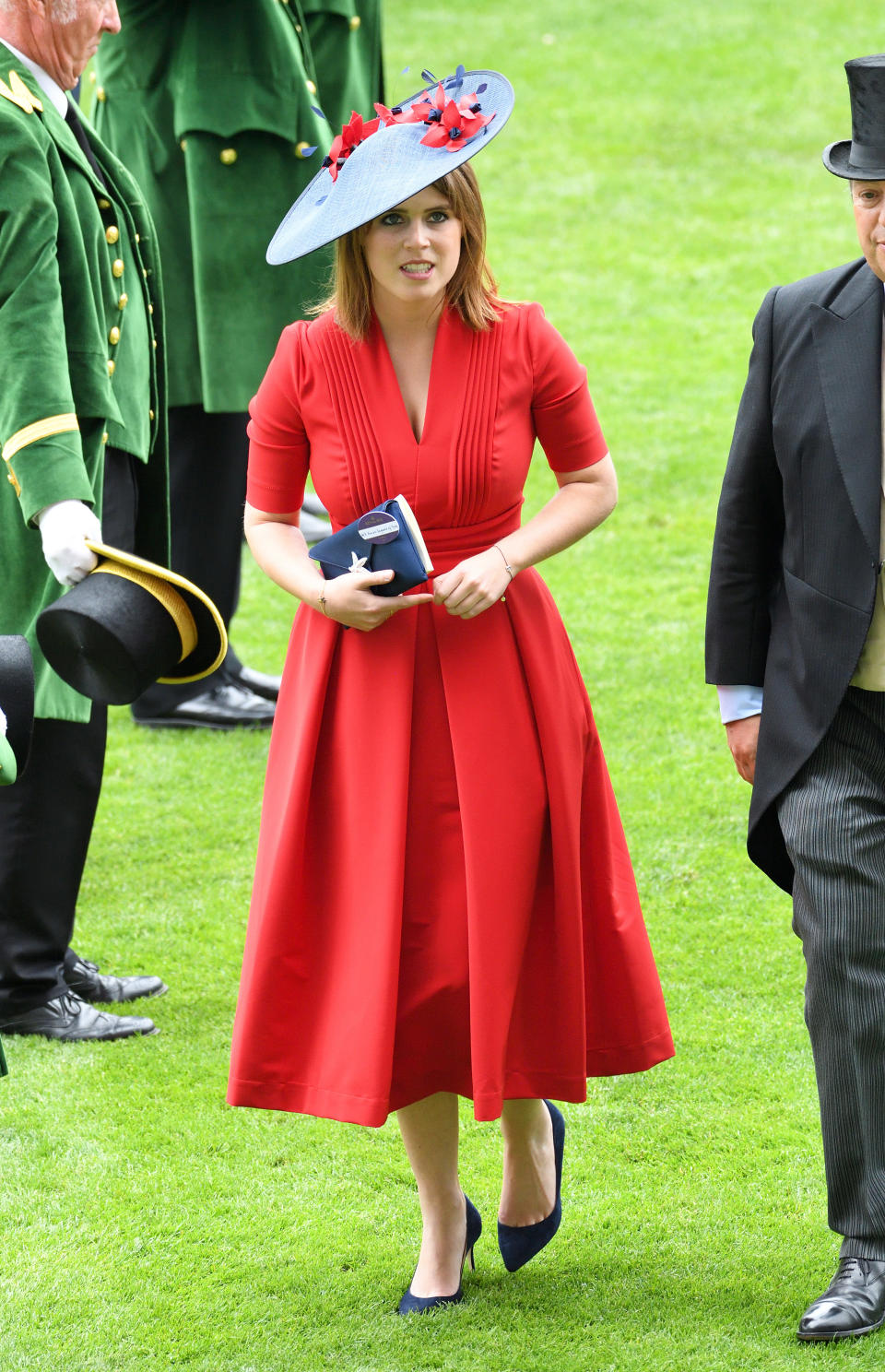 <p>Prinzessin Eugenie war am dritten Tag des Spektakels 2017 ganz ladylike. Als Kontrast zu ihrem rubinroten Kleid trug sie einen lilafarbenen Hut, der mit roten Blumen verziert war.<em> [Bild: Getty]</em> </p>