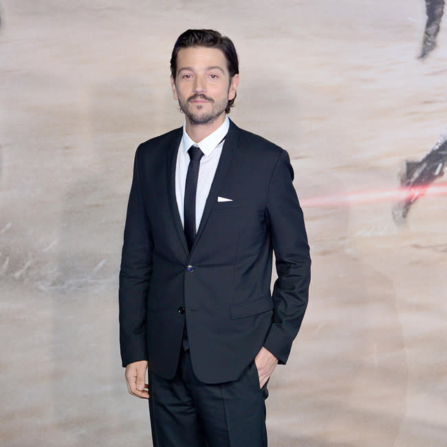 Diego Luna alaba las cualidades del tequila credit:Bang Showbiz