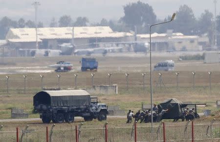 Turkish soldiers position an anti-aircraft gun at Incirlik airbase in the southern city of Adana, Turkey, July 27, 2015. REUTERS/Murad Sezer