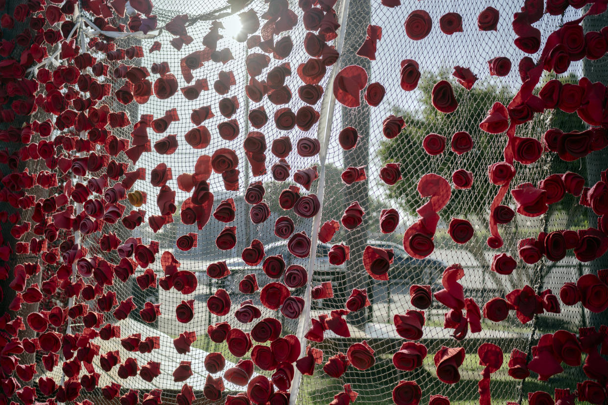 El Rose River Memorial en Los Ángeles, creado en 2021 por el artista Marcos Lutyens, honra las vidas que cobró la COVID-19. (Isadora Kosofsky/The New York Times)
