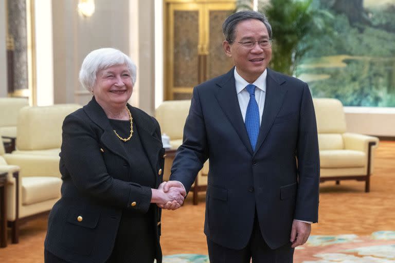 El primer ministro chino Li Qiang estrecha la mano de la secretaria del Tesoro de Estados Unidos, Janet Yellen, durante su reunión en Pekín, China, el viernes 7 de julio de 2023. 