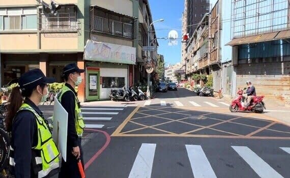 第四分局分局長李建興表示，民眾駕車行經無號誌路口，往往對於路權不熟悉或有所誤解，因而造成交通事故的發生，呼籲「路口停看行，行人停看聽」，駕駛人行經無號誌路口時，支線道車輛應停車再開，主線道車輛則應減速接近路口、小心通過，同時均應注意前方人、車路況，「防禦駕駛不可少」，看不見的地方就潛藏危機，切勿貿然通過，危及自身及他人安全，避免憾事發生，多一分禮讓，安全多十分保障。