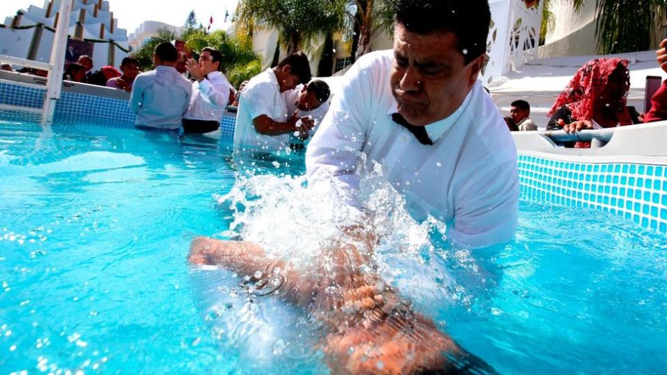 Una ceremonia de conversión en La Luz del Mundo