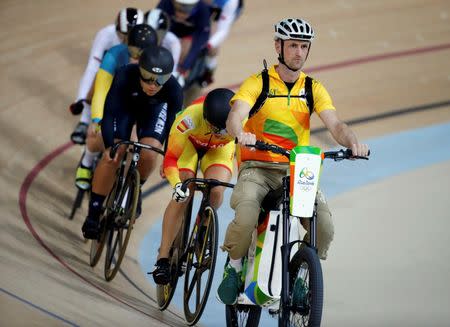 2016 Rio Olympics - Cycling Track - Preliminary - Women's Keirin First Round - Rio Olympic Velodrome - Rio de Janeiro, Brazil - 13/08/2016. Cyclists follow Rio volunteer Ivo Siebert on the electric bike at the start. REUTERS/Eric Gaillard