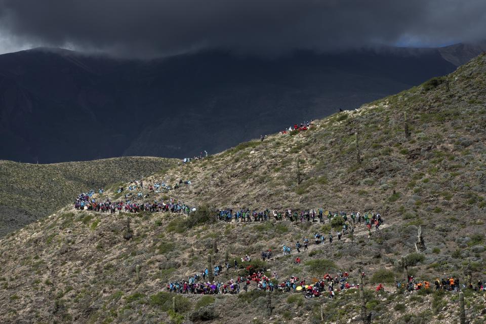 Peregrinos participan en una procesión religiosa en honor a la Virgen de Punta Corral como parte de las festividades de Semana Santa, en Tilcara, en la provincia de Jujuy, Argentina, el 27 de marzo de 2024. (AP Foto/Rodrigo Abd)