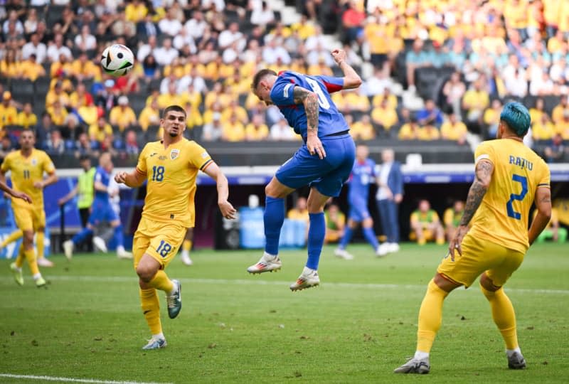 Ondrej Duda, hráč Slovenska (uprostred), strelil prvý gól svojho tímu počas futbalového zápasu E-skupiny ME 2024 medzi Slovenskom a Rumunskom vo Frankfurtskej aréne.  Arne Didert/dpa