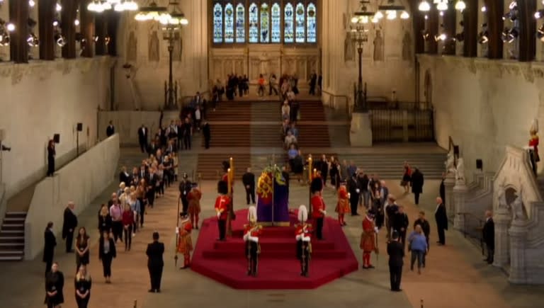 Despiden a la reina Isabel II en el salón de Westminster