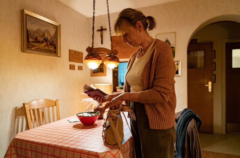 Bäuerin Beate Bechtle (Therese Hämer) träumt vom Ausstieg aus dem Hamsterrad Landwirtschaft. (Bild: SWR/Christian Koch)