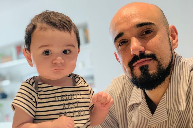 El músico compartió una foto con su hijo en Instagram y derritió de ternura a sus segudiores (Foto: Instagram/@abelpintos)