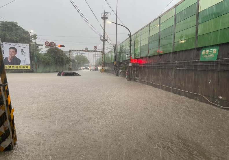 10月16日尼莎颱風外圍環流帶來的豪雨致災。取自新北交通族臉書