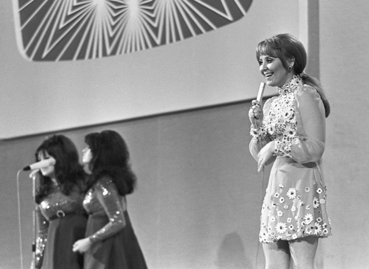 Lulu performing a song wearing a floral dress at Eurovision 1969