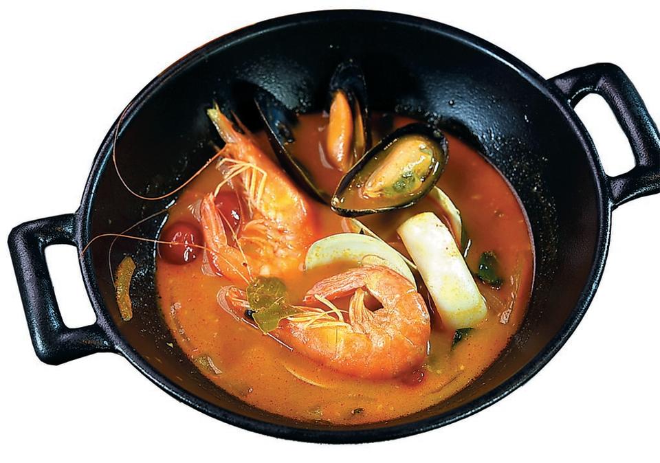 〈泰市場〉的〈現煮酸辣海鮮湯〉，內有鮮蝦、淡菜、牛奶貝和中卷，假日還再加入鮑魚和干貝同煮。圖／姚舜
