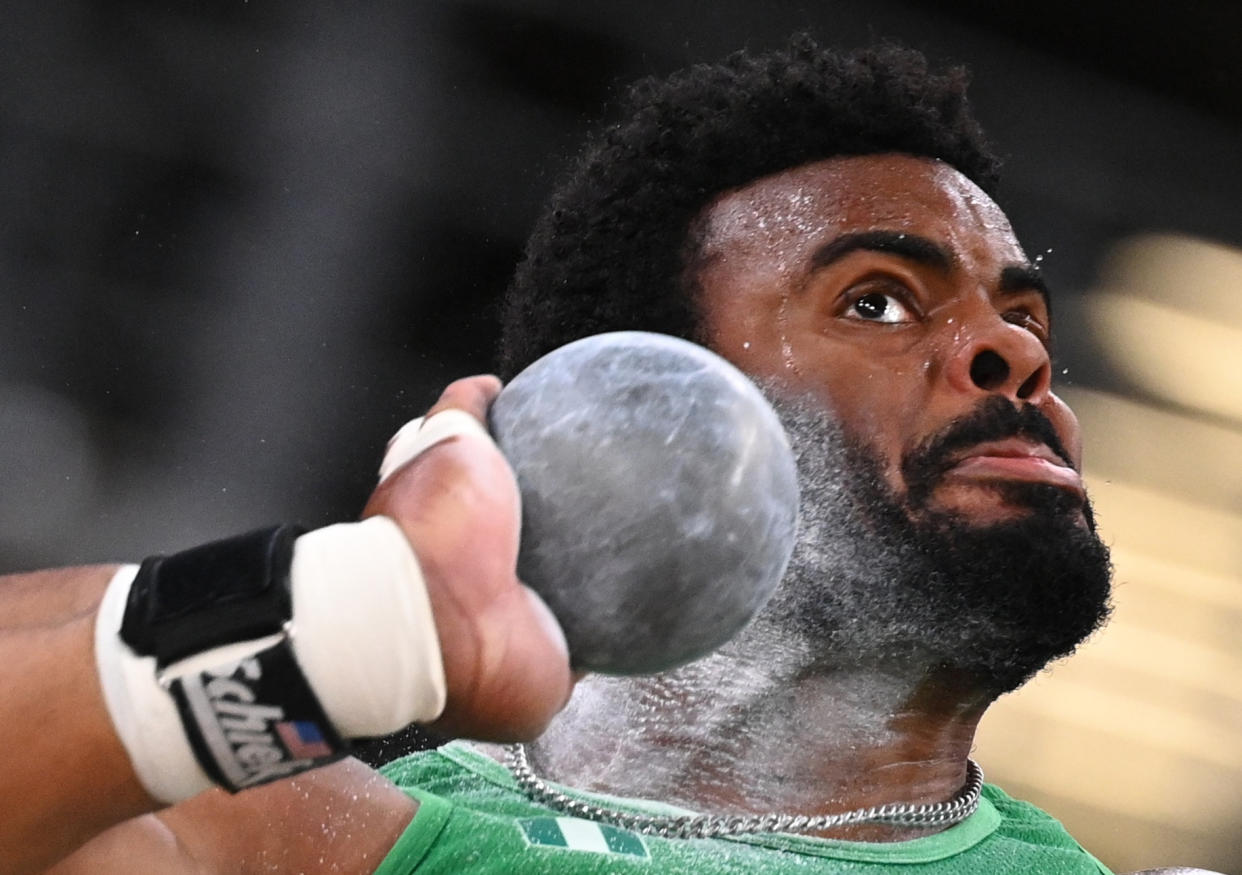 El atleta nigeriano Chukwuebuka Enekwechi publicó un video en su cuenta de TikTok lavando el único uniforme que le dieron para los Juegos Olímpicos de Tokio, algo que causó indignación en su país. (Foto: Reuters)