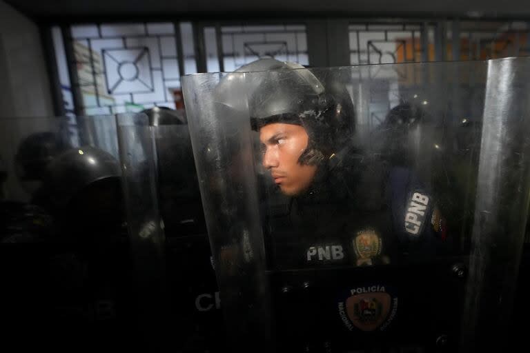 Un policía custodia un centro de votación