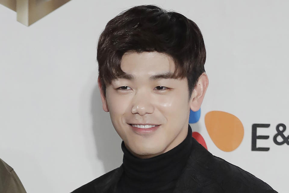 ARCHIVO – En esta fotografía del 2 de diciembre de 2016 el cantautor coreano-estadounidense Eric Nam, posa para retratos en la alfombra roja de los premios Mnet Asian Music Awards (MAMA) 2016 en Hong Kong. Cantantes de K-pop coreanoestadounidenses, incluyendo a Nam, comparten sus experiencias de estrés en una serie de podcast para crear conciencia sobre la salud mental más allá de la comunidad K-pop. (Foto AP/Kin Cheung, archivo)