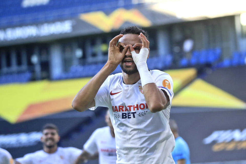 Youssef En-Nesyri tras anotar el segundo gol del Sevilla en el partido contra la Roma por los octavos de final de la Liga Europa en Duisburgo, Alemania, el jueves 6 de agosto de 2020. (Wolfgang Rattay/Pool Photo vía AP)