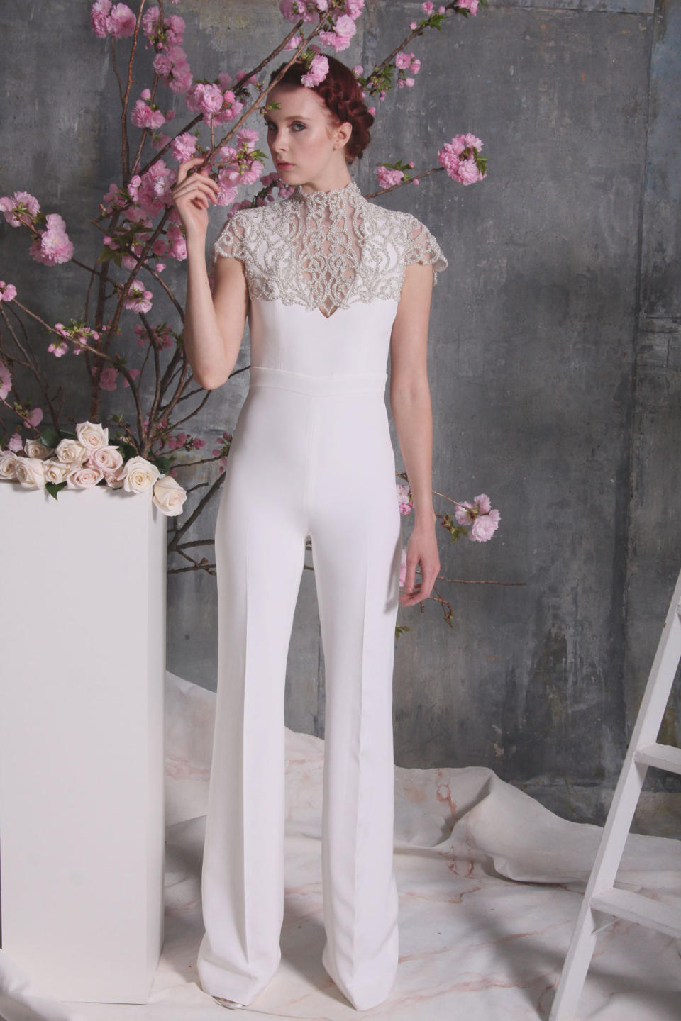 <p>Ein Model trägt einen weißen Jumpsuit mit einem kristallenen Overlay aus der Frühjahr 2018 Brautmoden-Kollektion. (Bild: Christian Siriano) </p>