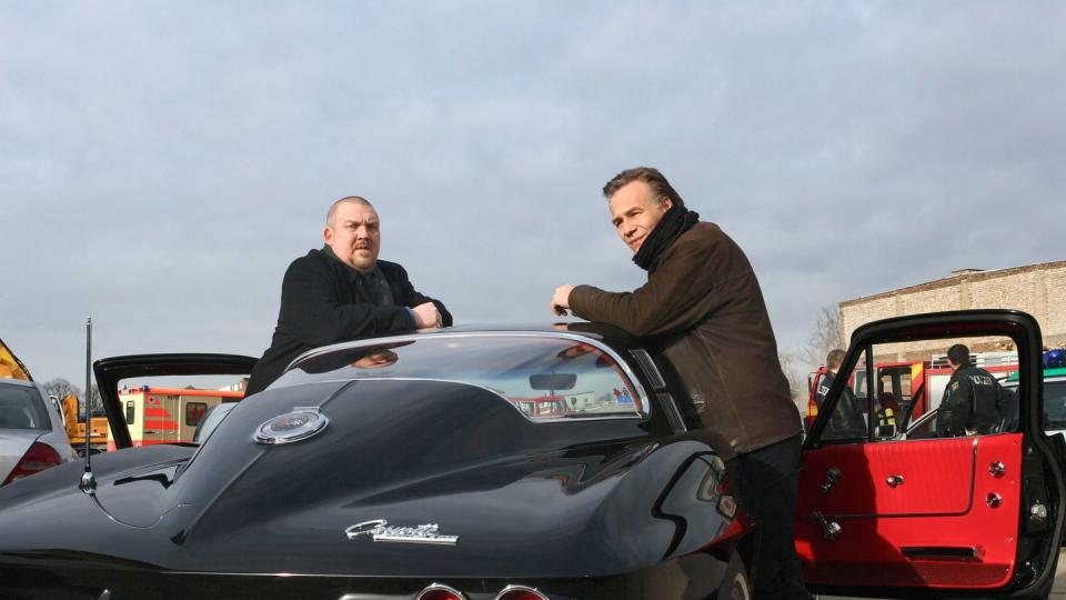 Wichtige Requisite: Freddy Schenk (Dietmar Bär, l.) kutschiert seinen Kollegen Max Ballauf (Klaus J. Behrendt) in einer konfiszierten Corvette.