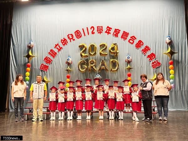 宜蘭縣羅東鎮立幼兒園及各分班在羅東鎮展演廳舉行聯合畢業典禮，以「築夢飛翔」為主軸的典禮程序，羅東鎮長吳秋齡出席頒發畢業證書，送上最誠摯的祝福。（圖；羅東鎮公所提供）